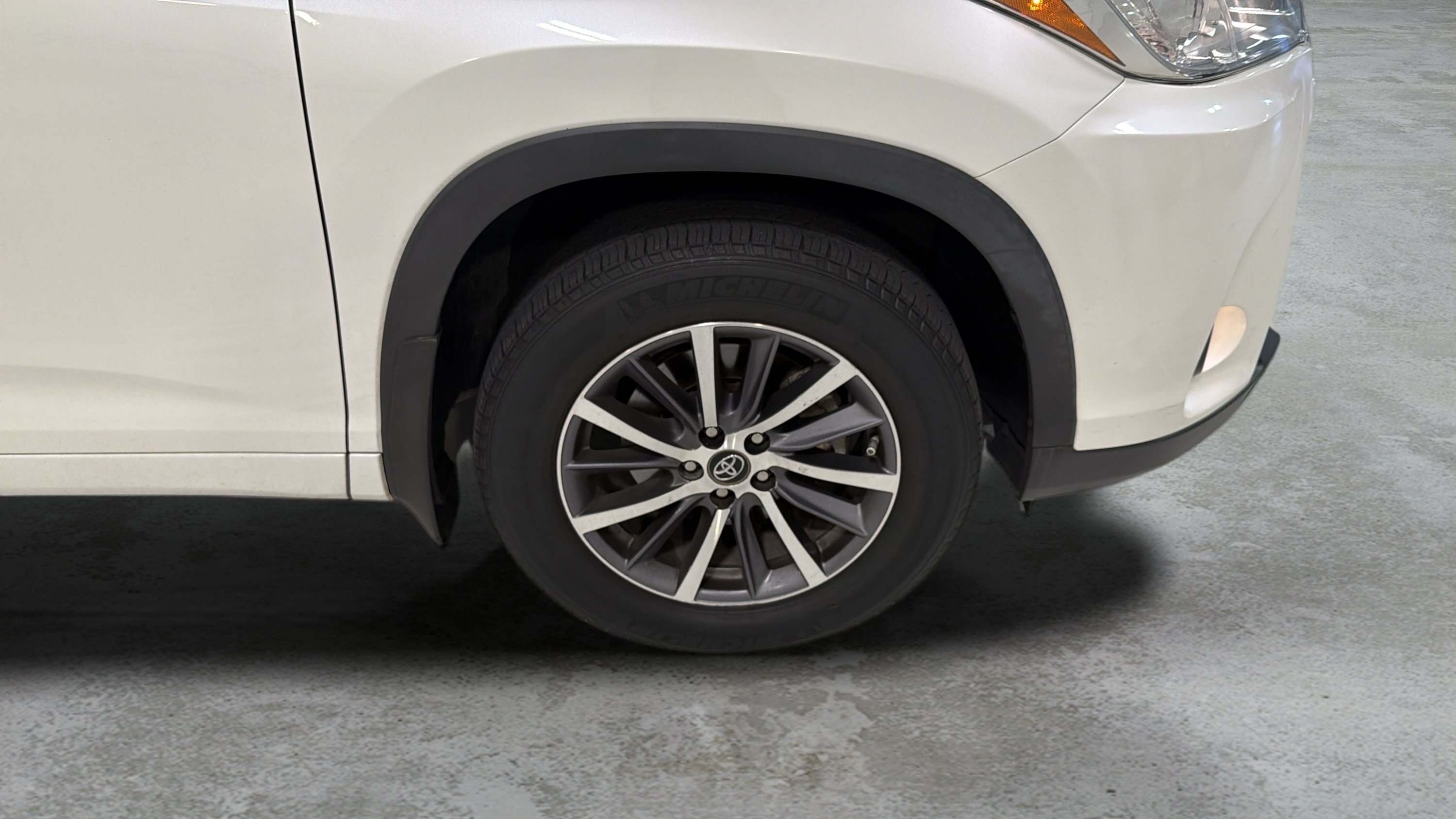 Used 2018 Toyota Highlander FWD V6 image 29