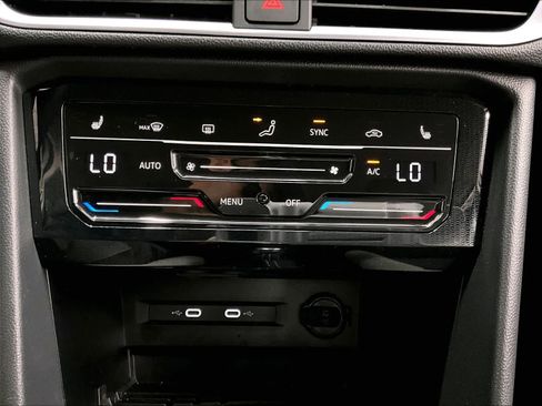 Certified 2025 Volkswagen Taos SE AWD/4WD image 39