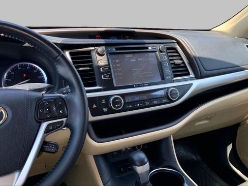 Used 2019 Toyota Highlander XLE FWD image 7