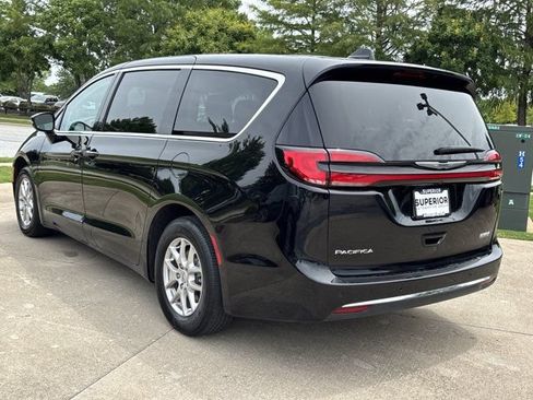 Used 2024 Chrysler Pacifica Touring-L FWD image 9
