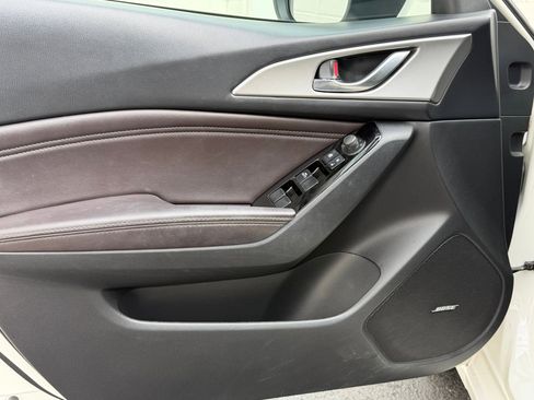 Used 2018 MAZDA MAZDA3 Touring image 12