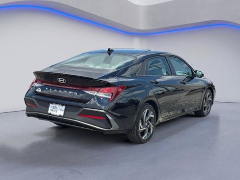 Used 2025 Hyundai Elantra Sport FWD image 3