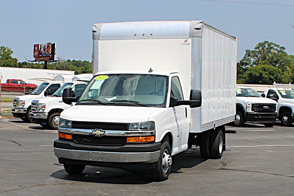 Used 2022 Chevrolet Express 3500 w/ Power Convenience Package RWD image 2