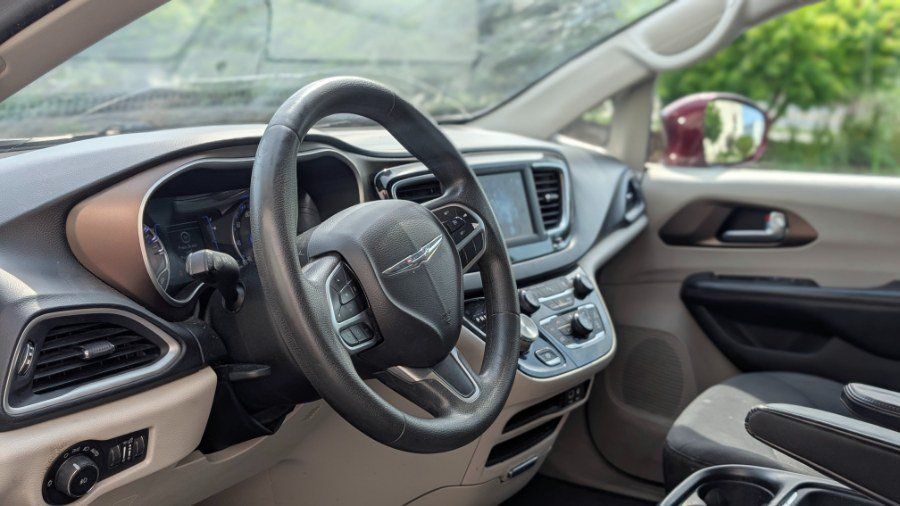 Used 2018 Chrysler Pacifica Touring Plus w/ Tire & Wheel Group FWD image 12