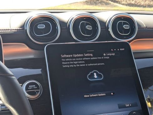 Used 2025 Mercedes-Benz GLC 350e 4MATIC image 17