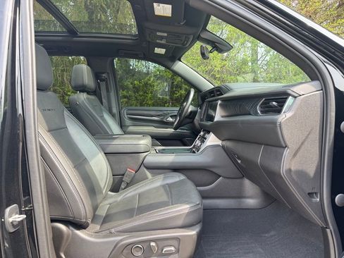 Used 2021 GMC Yukon Denali w/ Denali Premium Package image 9