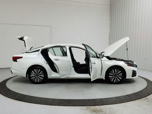 Used 2025 Nissan Altima 2.5 SV FWD image 16