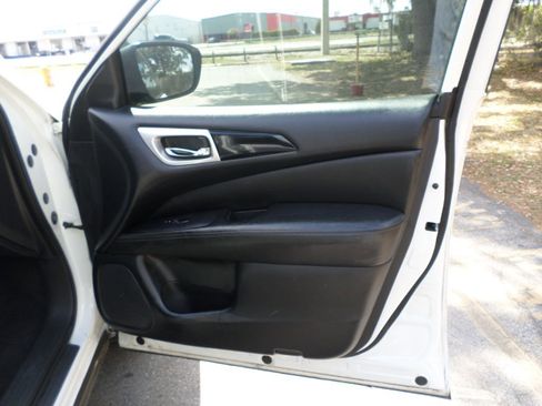 Used 2019 Nissan Pathfinder S image 9