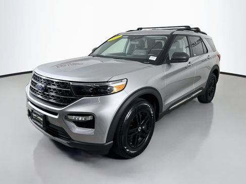 Used 2022 Ford Explorer XLT w/ Equipment Group 202A AWD/4WD image 3