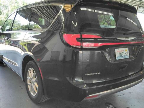 Used 2023 Chrysler Pacifica Touring-L FWD image 5