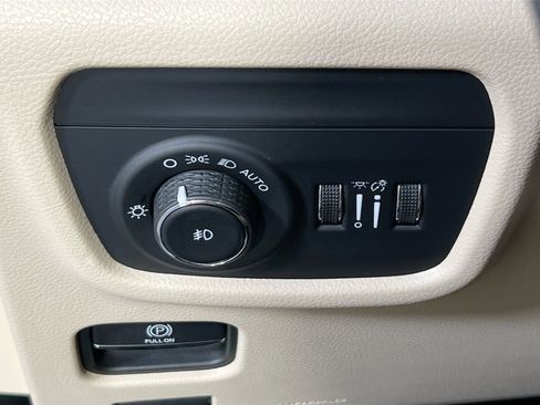 Used 2023 Jeep Grand Cherokee Limited image 10