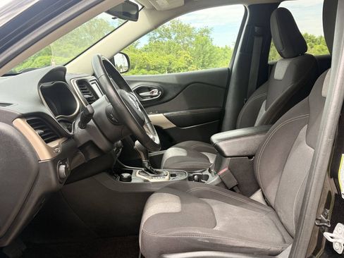 Used 2017 Jeep Cherokee Sport w/ Cold Weather Group AWD/4WD image 12