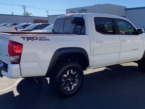 Used 2017 Toyota Tacoma TRD Sport image 12