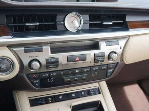 Used 2017 Lexus ES 350 w/ Luxury Package image 19