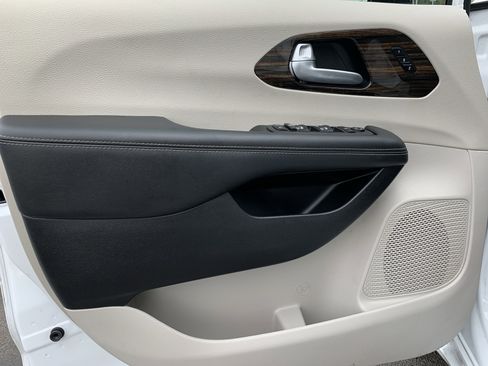 Used 2024 Chrysler Pacifica Limited image 13