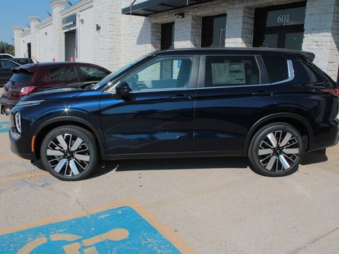 New 2025 Mitsubishi Outlander SE image 12