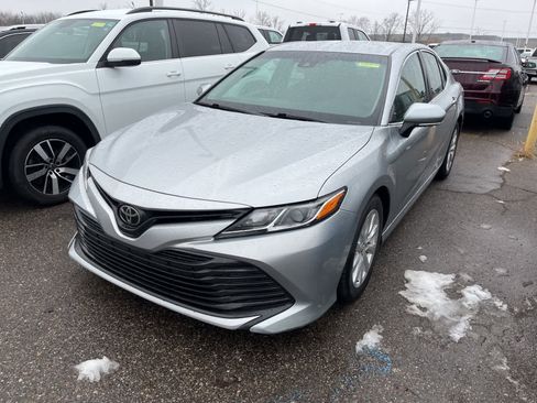 Used 2018 Toyota Camry LE image 3