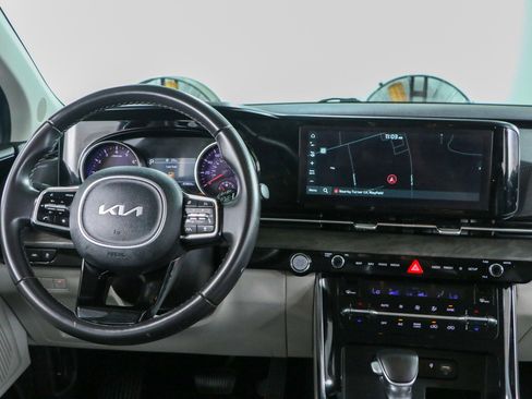 Used 2024 Kia Carnival EX FWD image 17