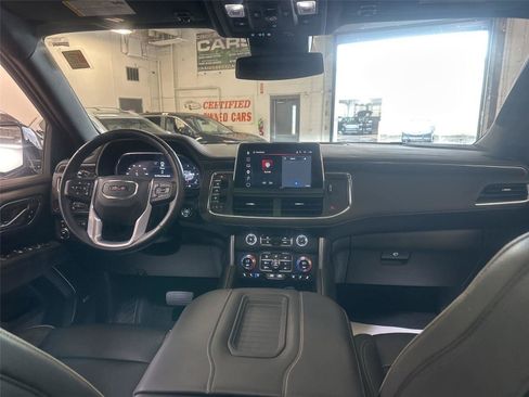 Used 2023 GMC Yukon XL SLT w/ SLT Premium Package AWD/4WD image 11