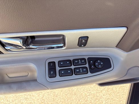 Used 2004 Lincoln LS image 16