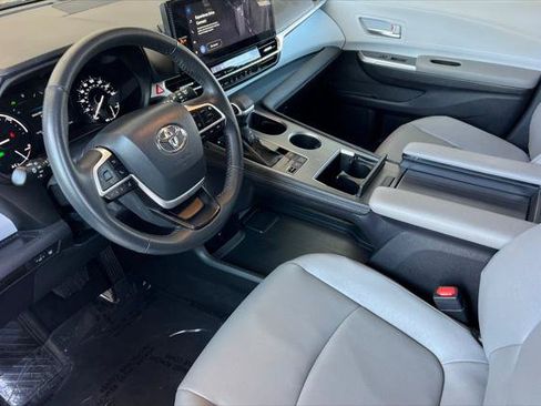 Certified 2025 Toyota Sienna XLE FWD image 11