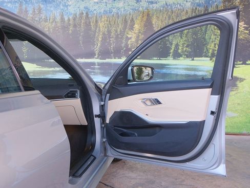 Used 2019 BMW 330i Sedan w/ Driving Assistance Package image 33