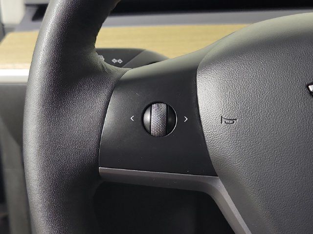 Used 2022 Tesla Model Y Long Range AWD/4WD image 23