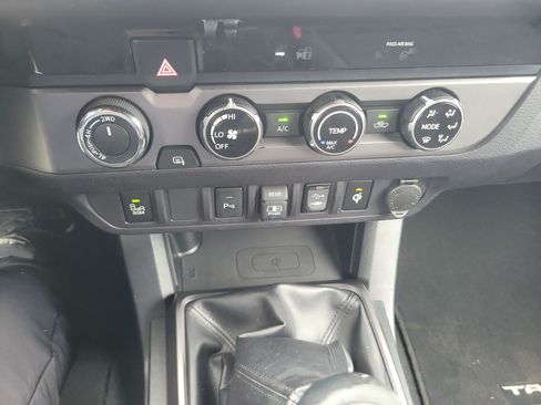 Used 2018 Toyota Tacoma TRD Off-Road w/ Technology Package AWD/4WD image 20