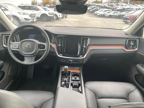 Used 2025 Volvo V60 B5 Cross Country Plus image 33