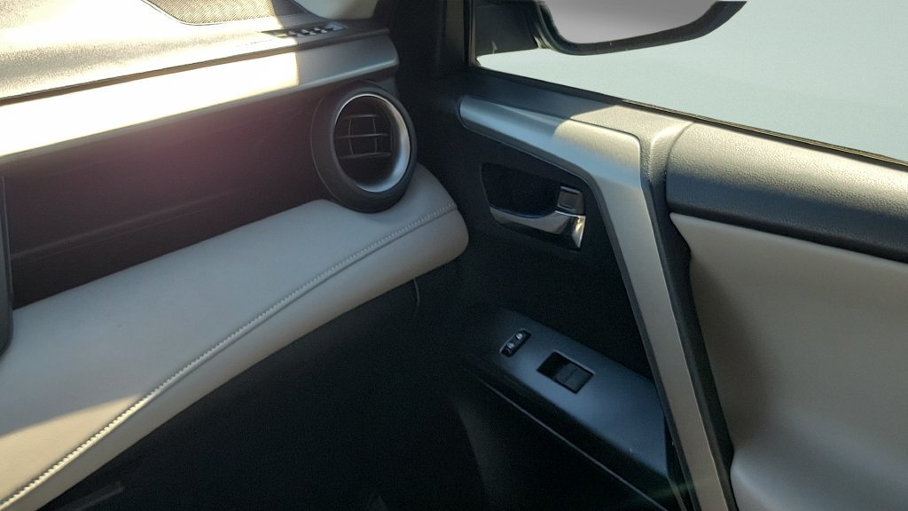 Used 2018 Toyota RAV4 XLE FWD image 12