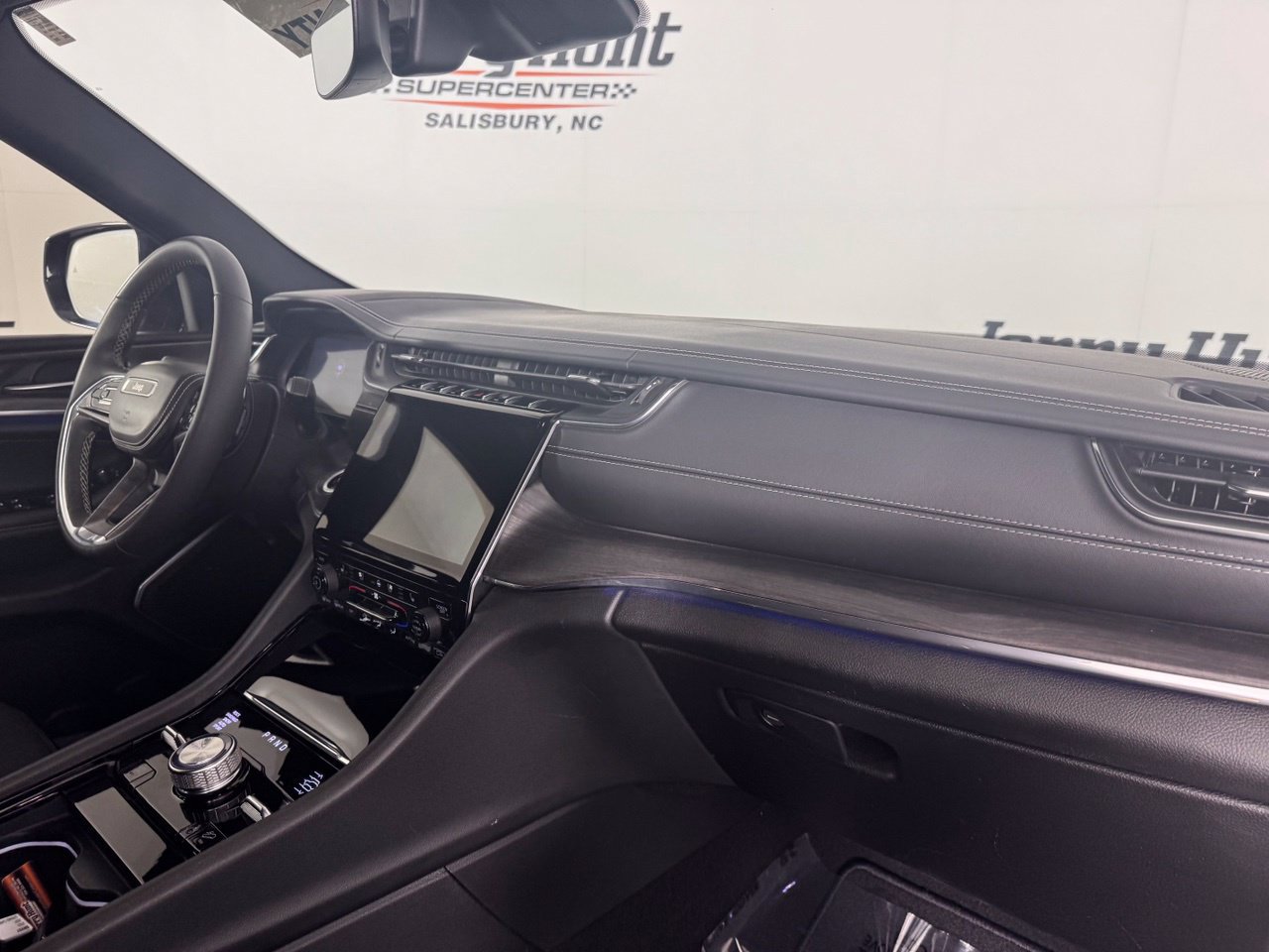 Used 2023 Jeep Grand Cherokee Overland AWD/4WD image 40