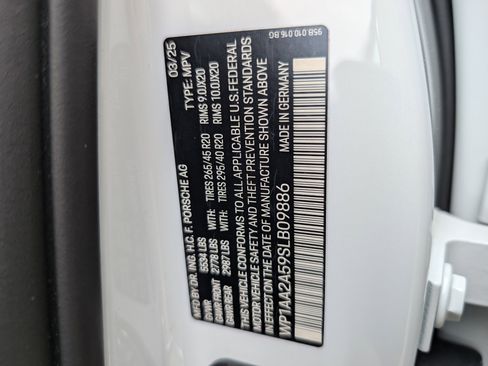 Certified 2025 Porsche Macan image 38