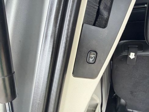 Used 2013 Chrysler Town & Country Touring FWD image 14
