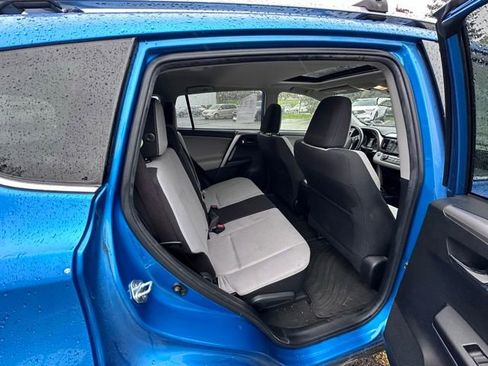 Used 2017 Toyota RAV4 XLE AWD/4WD image 9