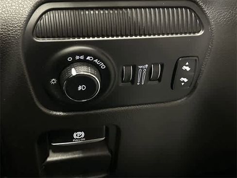 Used 2023 Jeep Wagoneer L Series III w/ Preferred Equipment Group image 19