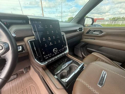 Used 2025 GMC Yukon XL Denali Ultimate w/ LPO, Floor Liner Package AWD/4WD image 15