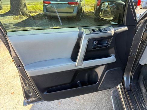 Used 2012 Toyota 4Runner SR5 AWD/4WD image 10