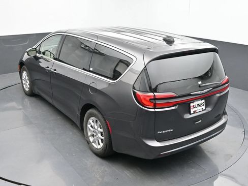 Used 2023 Chrysler Pacifica Touring-L FWD image 37