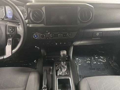 Used 2019 Toyota Tacoma TRD Off-Road w/ Technology Package AWD/4WD image 16