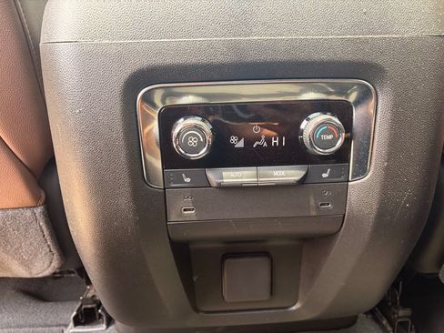 Used 2025 Chevrolet Suburban High Country AWD/4WD image 14