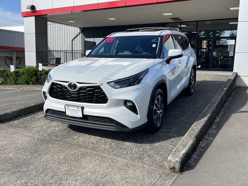 Used 2022 Toyota Highlander XLE AWD/4WD image 3