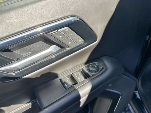 Used 2025 Chevrolet Suburban Z71 AWD/4WD image 17