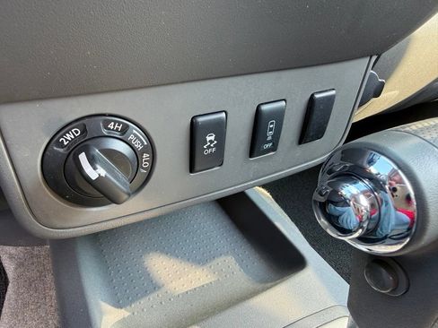 Used 2013 Nissan Frontier SV w/ SV Value Truck Pkg AWD/4WD image 39