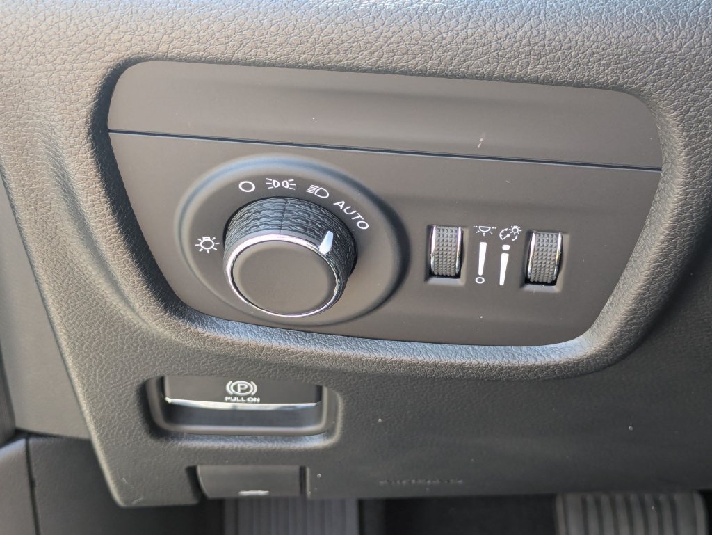 Used 2023 Jeep Grand Cherokee Altitude RWD image 16