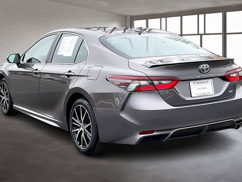 Used 2024 Toyota Camry SE image 4