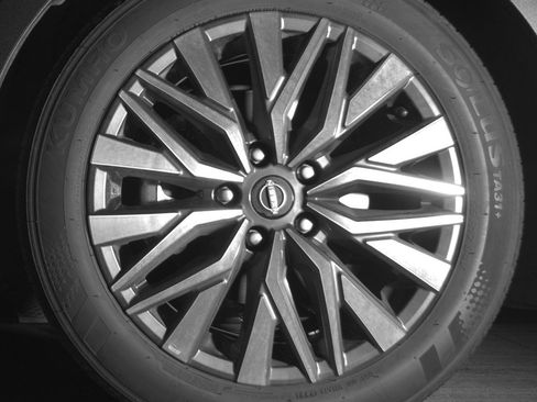 Used 2025 Nissan Altima 2.5 SV FWD image 12