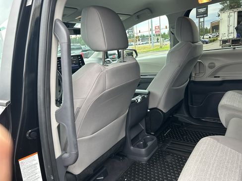 Used 2024 Toyota Sienna LE AWD/4WD image 12