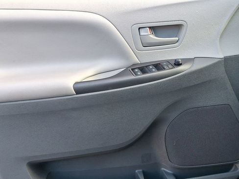 Used 2020 Toyota Sienna L image 13
