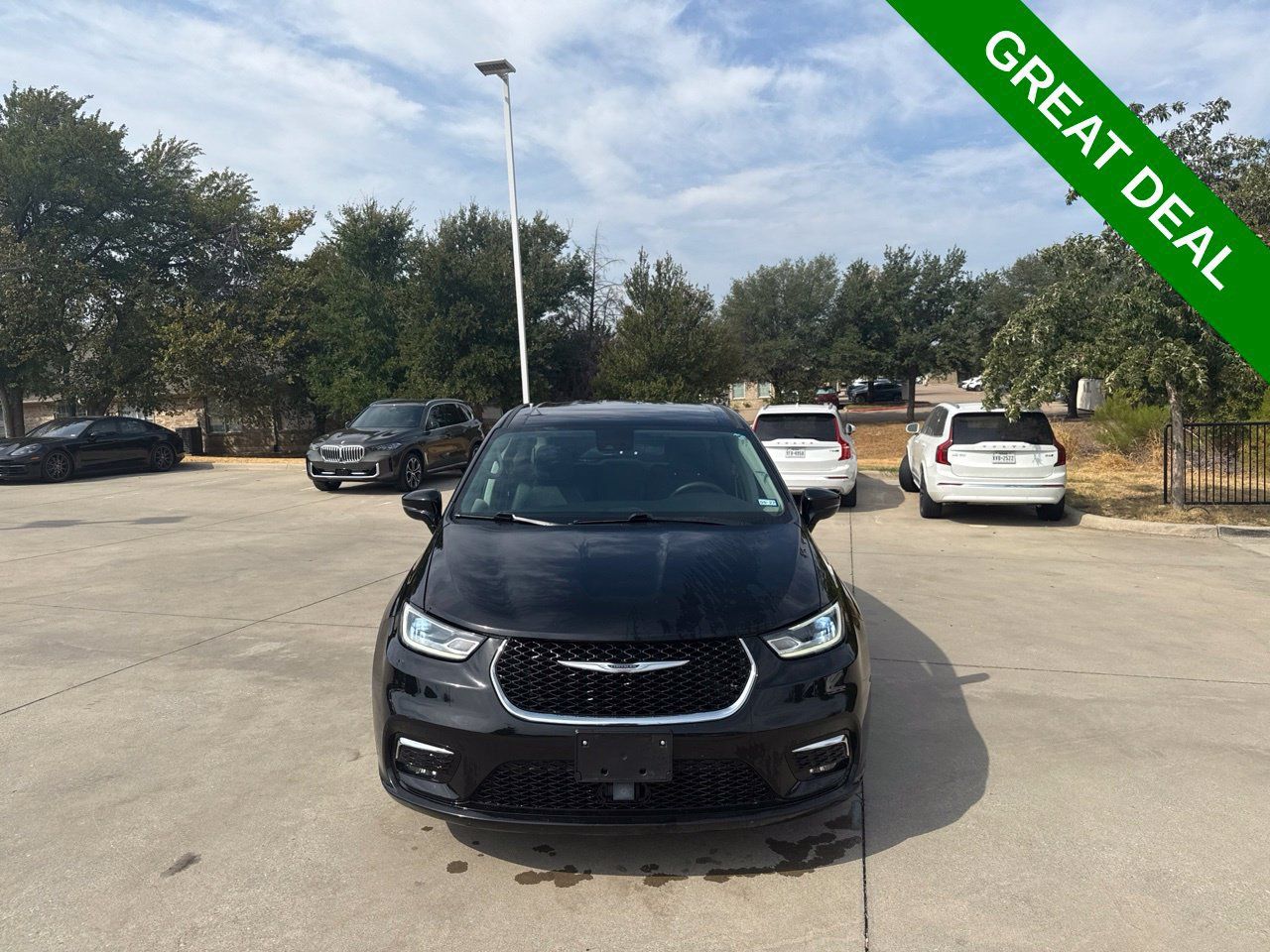 Used 2024 Chrysler Pacifica Touring-L FWD image 2
