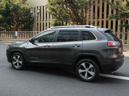 Used 2020 Jeep Cherokee Limited FWD image 12